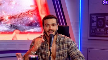 Mario Irivarren narró un reencuentro inesperado con su ex Alondra: no hubo saludo, no hubo contacto visual y las redes reaccionaron con humor. YouTube: 'La Manada'.