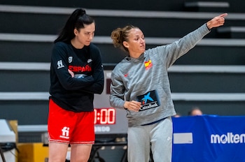 Laia Palau da instrucciones a