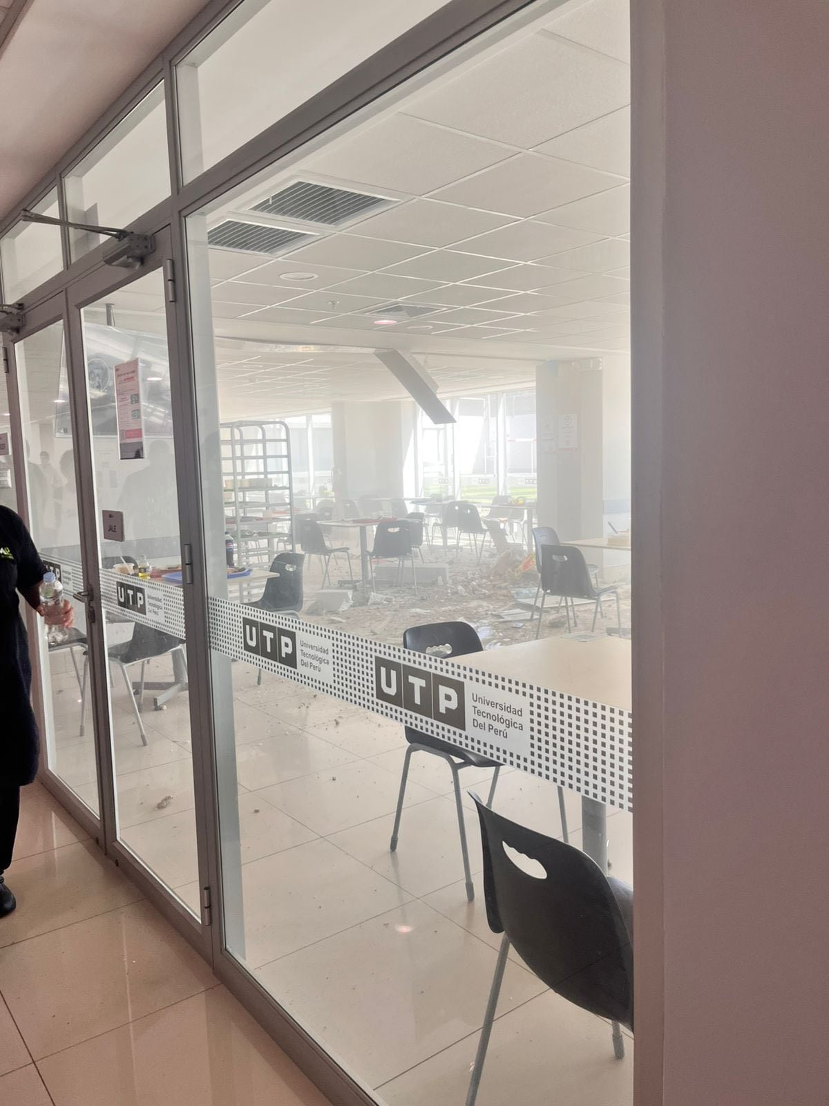 La Universidad Tecnológica del Perú en Ica sufrió daños materiales significativos, incluyendo el colapso de parte del techo, tras el fuerte sismo que sacudió la región. (Facebook)