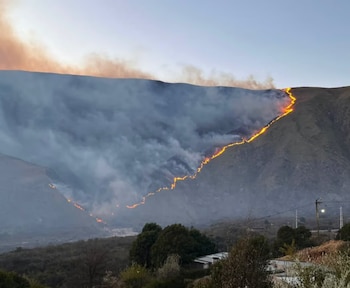 Brigadistas, bomberos y personal de apoyo trabajan en Aconquija para contener un incendio que ya afectó más de 100 hectáreas