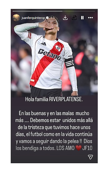 Primer plano de Juan Fernando Quintero con la camiseta de River Plate, franja roja, llevando una mano a la boca. Se ve el logo de Betano y el escudo del club