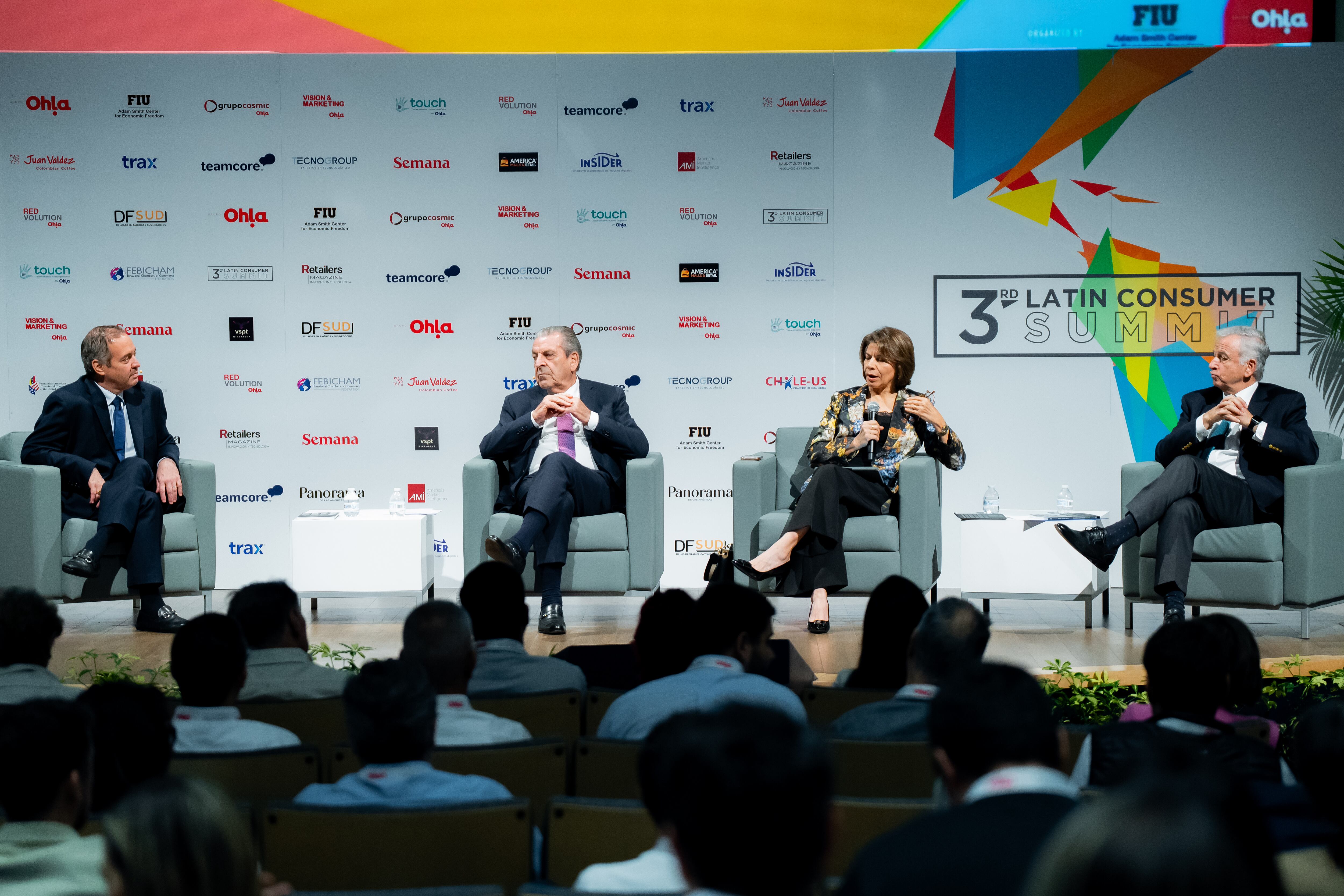 Los panelistas del 3er Latin Consumer Summit. Eduardo Frei, ex presidente de Chile; Laura Chinchilla, ex presidenta de Costa Rica, y Felipe Larraín, ex ministro de Hacienda de Chile y el moderador Carlos Díaz Rosillo (izquierda), director fundador del Adam Smith Center for Economic Freedom de la Florida International University (LCS)