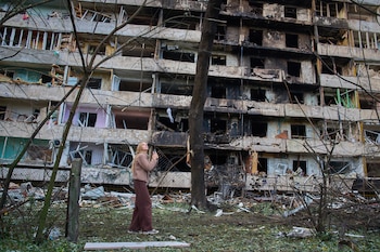 Una joven observa los daños en su residencia después de un ataque ruso, el miércoles 14 de octubre de 2026, en Kiev, Ucrania.(AP Foto/Efrem Lukatsky)