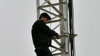 La triste historia de Oscar Pagano, el policía que se subió a una torre en medio de la protesta y amenazó con quitarse la vida