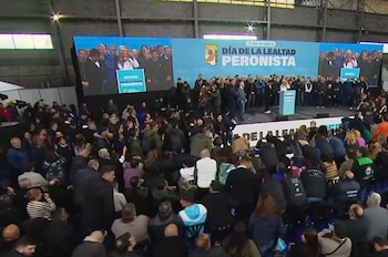 El gobernador bonaerense convocó al peronismo a construir una alternativa electoral para 2027 y aseguró que está dispuesto a “poner el cuerpo” y recorrer el país