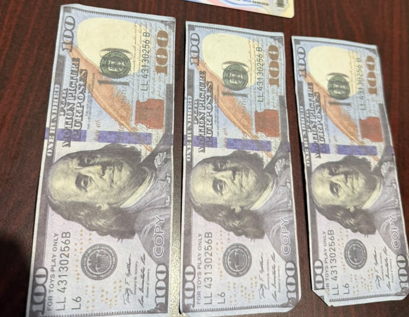 En el sector de Guararí, los oficiales interceptaron a un hombre que intentó huir al observar la presencia policial y le encontraron tres billetes de $100 con el mismo número de serie. Crédito: MSP