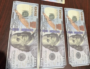 En el sector de Guararí, los oficiales interceptaron a un hombre que intentó huir al observar la presencia policial y le encontraron tres billetes de $100 con el mismo número de serie. Crédito: MSP