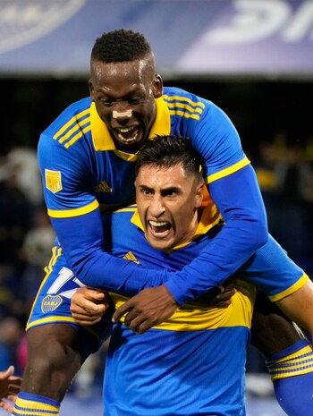 Luis Advíncula festejando con Miguel