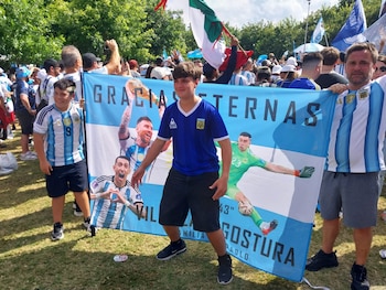 Messi, Di María y el Dibu en una bandera