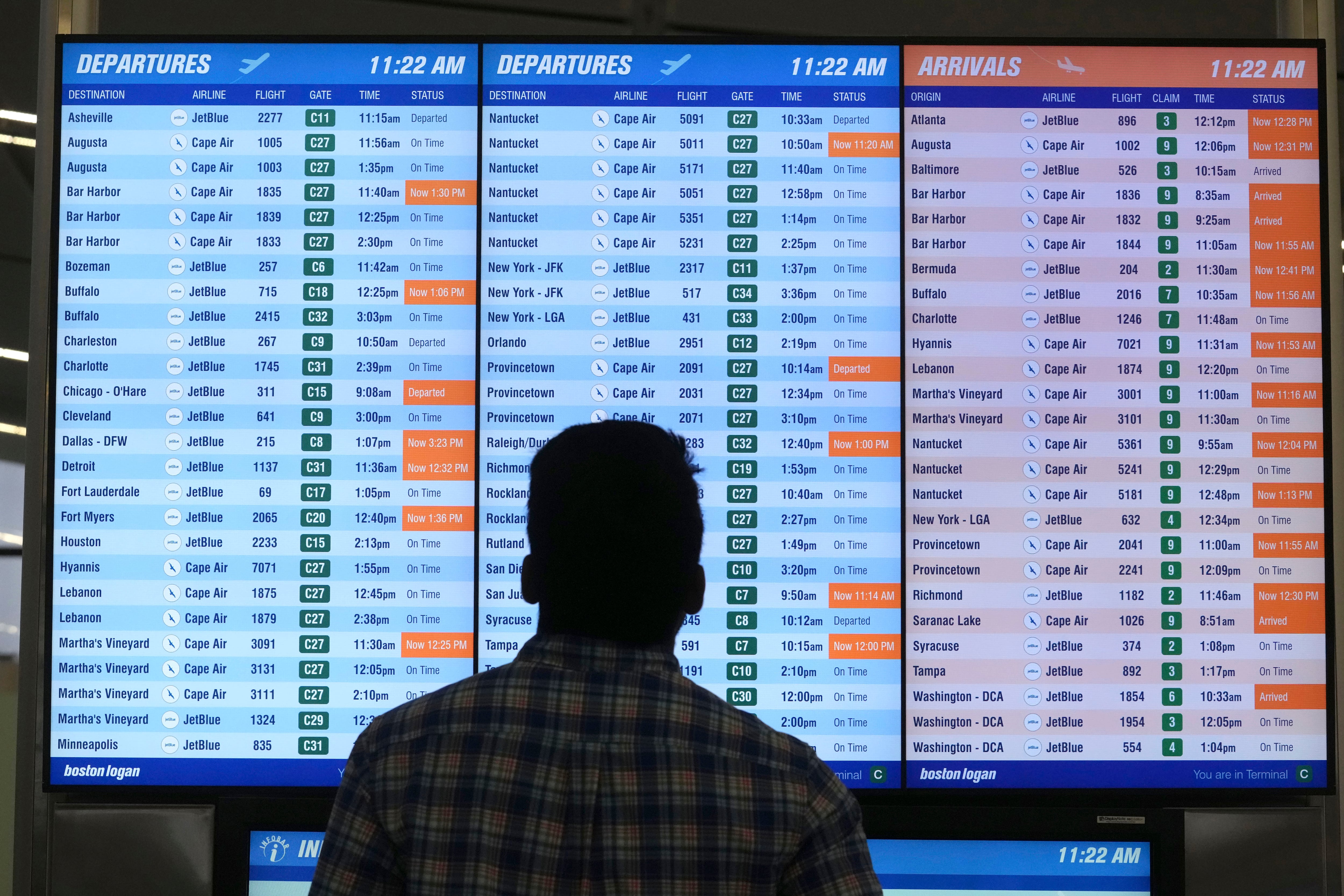 La Justicia federal ordenó una indemnización por daños y perjuicios a una pasajera afectada por la demora de un vuelo internacional. (Foto de archivo: AP Foto/Steven Senne)