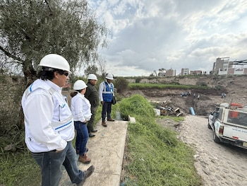 Funcionarios de Sedapar supervisan los