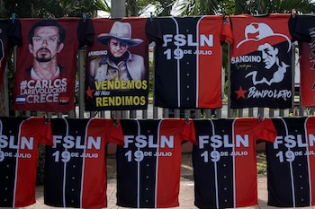 Fotografía de archivo donde se observan algunas camisetas exhibidas en honor a la revolución popular Sandinista durante su 45 aniversario este viernes, en la ciudad de Managua (Nicaragua). EFE/ STR