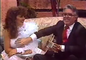 Enrique Guzmán intenta tocar busto