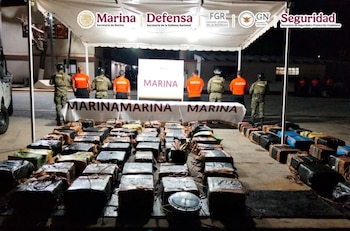 El personal naval localizó 78 bultos embalados en bolsas negras que contenían 2 mil 155 paquetes con polvo blanco. (Crédito: X | @GabSeguridadMX)