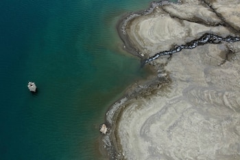 Un lecho seco y agrietado