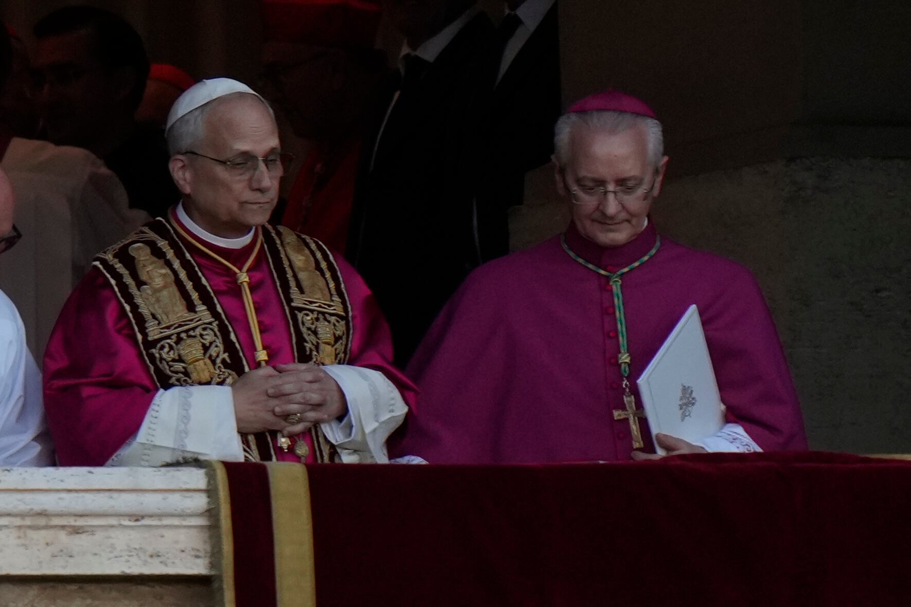El Papa León XIV aparece en el balcón de la Basílica de San Pedro después de su elección, en el Vaticano, el jueves 8 de mayo de 2025