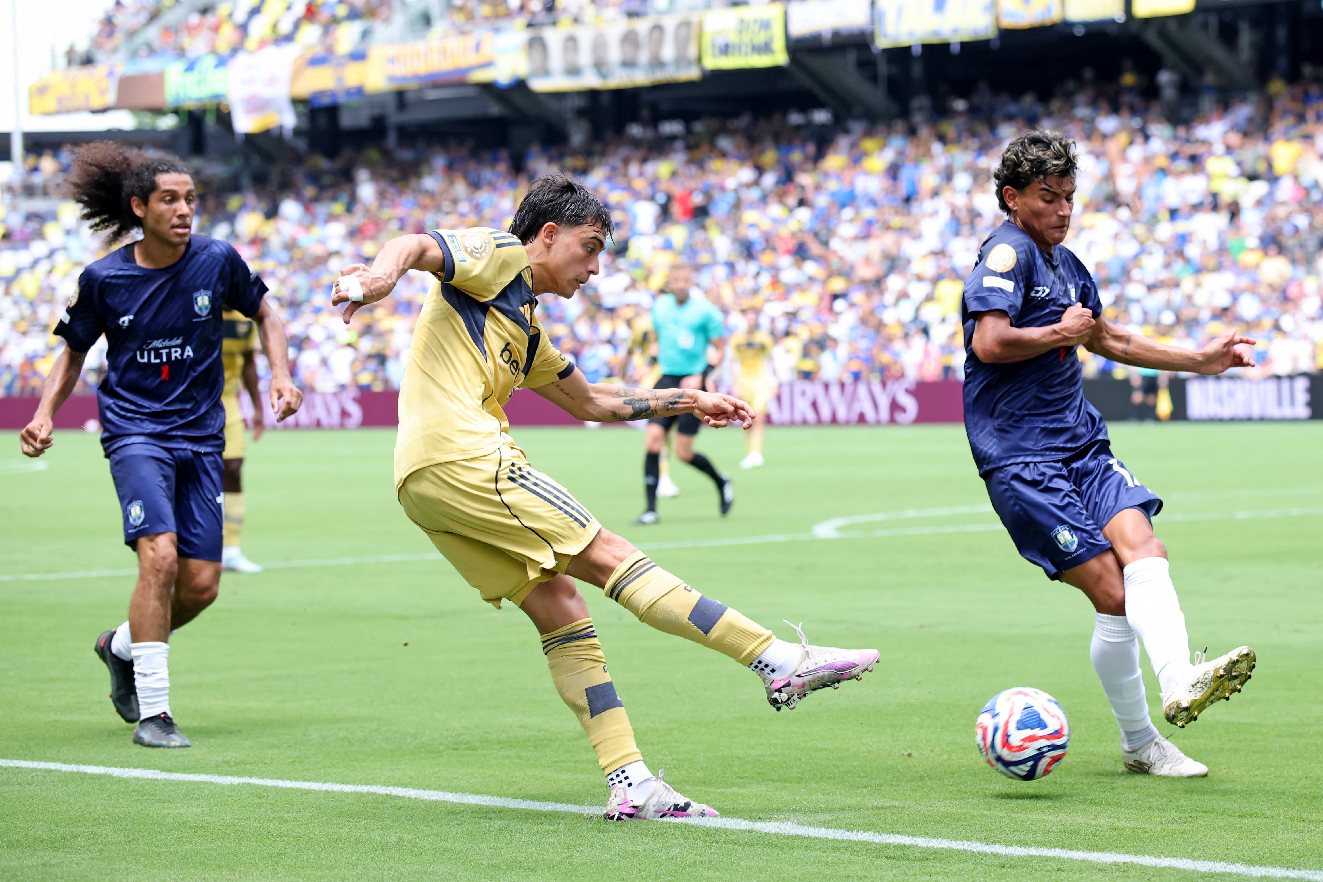 Exequiel Zeballos manda un centro en una de las tantas llegadas de Boca Juniors
