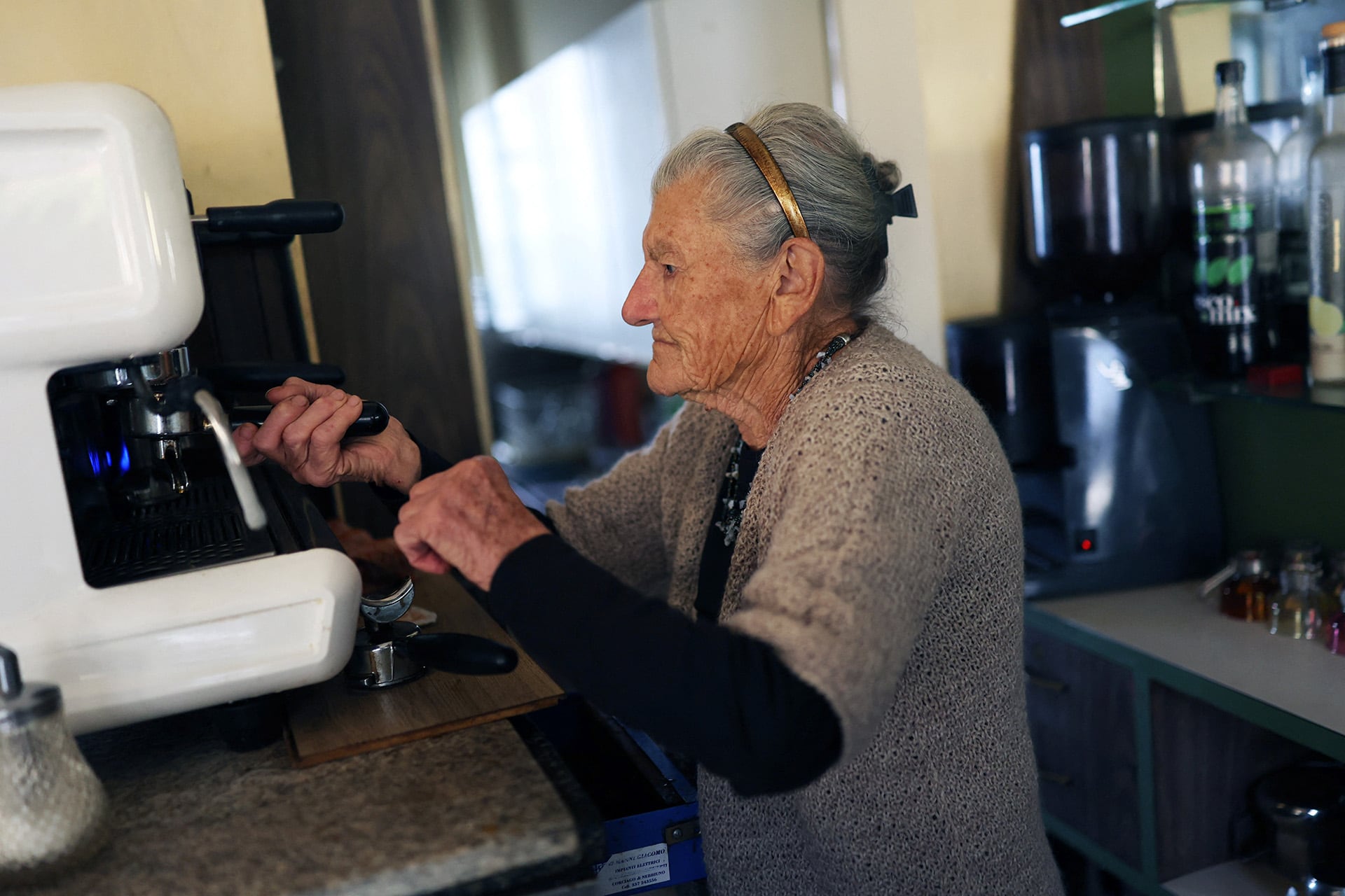 A los 101 años sigue la bolsa de Milán sin anteojos y atrae turistas como la barista más longeva
