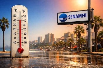 Un termómetro grande en primer plano marca más de 40°C, con una ciudad costera y palmeras al fondo. Un cartel del SENAMHI y un cielo naranja y azul intenso.
