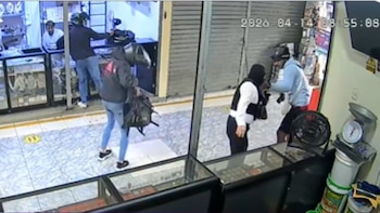 Terror frente a la plaza Francia: seis hombres armados roban joyería y huyen tras atacar al personal