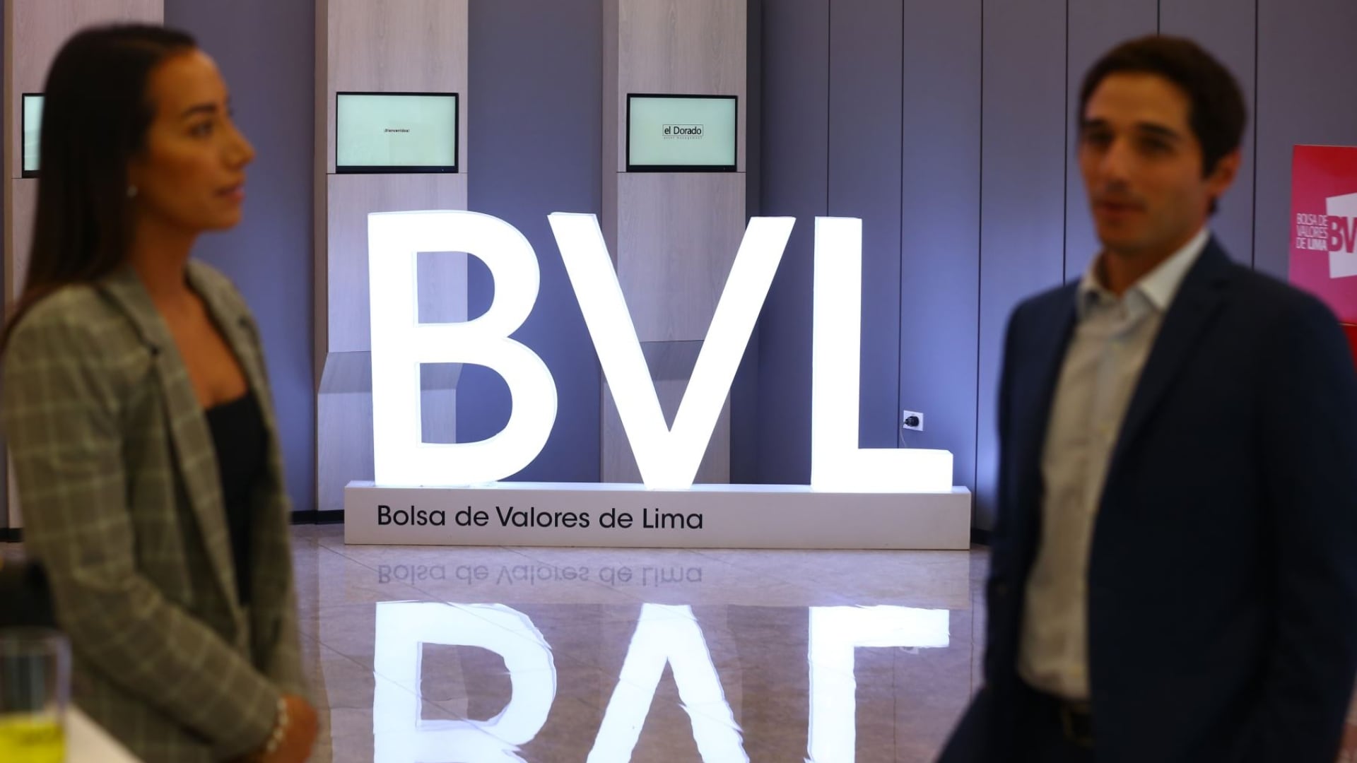 En Nueva York, las acciones subieron luego de que nuevos indicadores del mercado laboral estadounidense moderaran las expectativas de un posible endurecimiento de la política monetaria. Foto: Andina