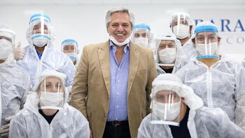 Alberto Fernández en una planta