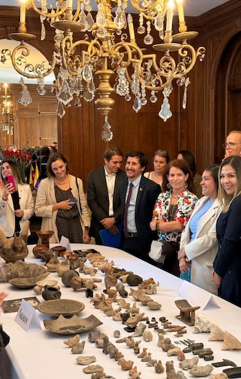 Un acuerdo voluntario entre el clan familair chileno y la cancillería colombiana permitió que piezas pertenecientes a culturas indígenas, conservadas durante varios años, fueran entregadas al Estado colombiano durante abril de 2026 - crédito Cancillería de Colombia