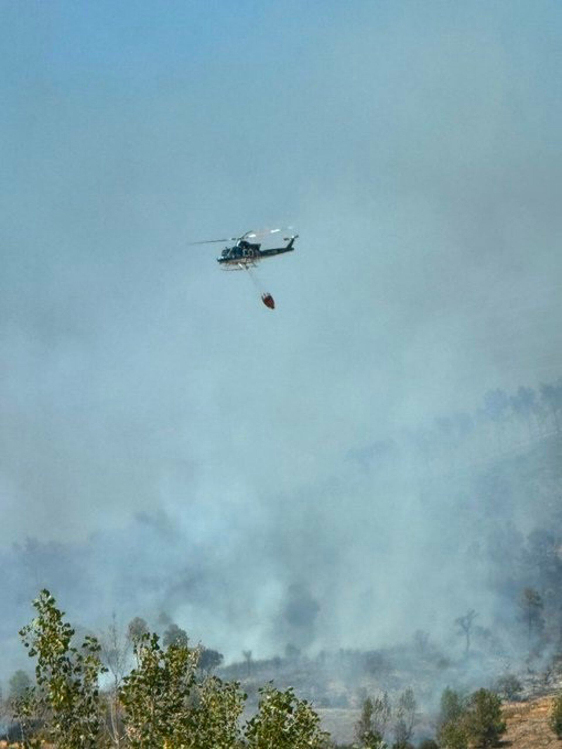 Incendio forestal en Casas de Millán aún activo, aunque ha disminuido su intensidad