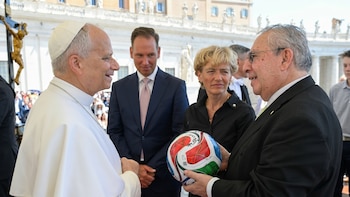 Papa León XIV recibe balón firmado del Mundial 2026 de manos de los embajadores de México, EEUU y Canadá