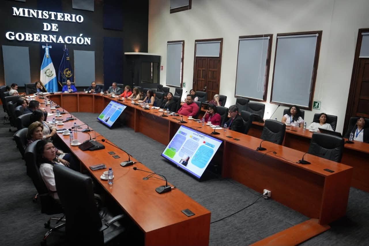 El mecanismo de búsqueda inmediata de mujeres desaparecidas incorporó a Mujeres Transformando el Mundo y Fundación Débora en una sesión en el Ministerio de Gobernación.
(Ministerio de Gobernación)