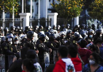 La policía monta guardia frente