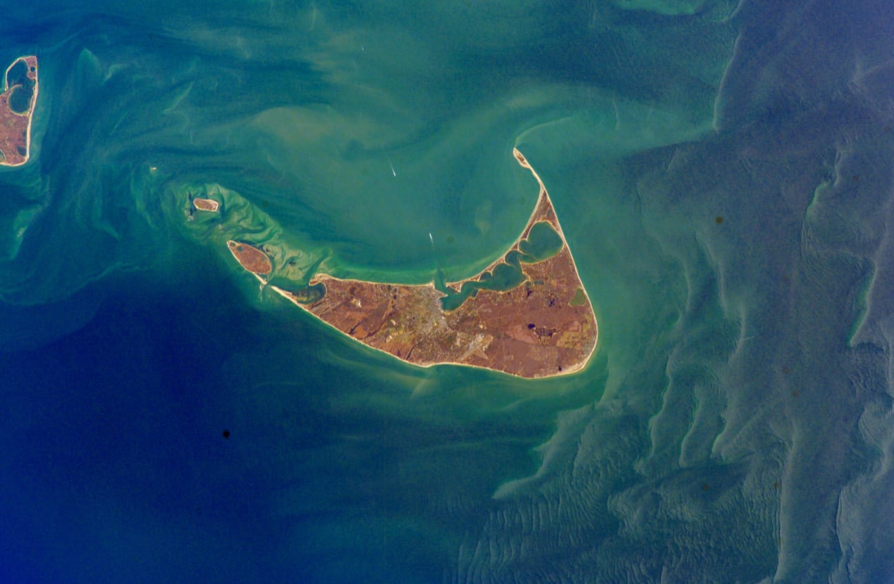 La isla, conocida por su actividad turística, se convirtió en el epicentro de uno de los operativos de búsqueda marítima más grandes del nordeste de Estados Unidos en años recientes (NASA)