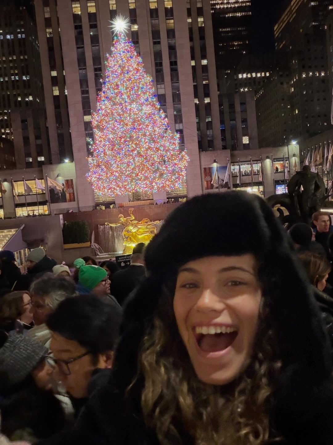 El árbol del Rockefeller Center y la pista de hielo se convirtieron en escenarios clave del viaje de Mora Bianchi a Nueva York