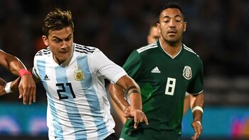 Mexico's midfielder Jesus Gallardo (L)