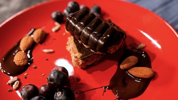 Barras caseras de avena y chocolate amargo: el snack crocante que se prepara sin horno en 30 minutos