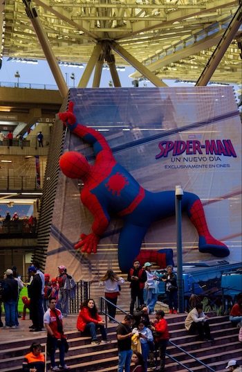La ambientación inspirada en Brand New Day incluye inflables gigantes y decoraciones alusivas al universo Marvel en pasillos y accesos del Harp Helú. (X/ @DiablosRojosMX)