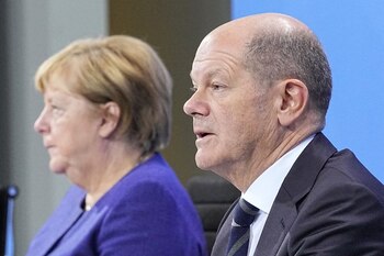 FOTO DE ARCHIVO: La canciller alemana en funciones, Angela Merkel, y el nominado para sustituirla en el cargo, Olaf Scholz, durante una conferencia de prensa celebrada en Berlín, Alemania, el 18 de noviembre de 2021. Michael Kappeler/Pool vía REUTERS