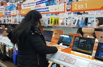 FOTO DE ARCHIVO. Una mujer mira computadoras a la venta en una tienda en Bogotá, Colombia, 20 de octubre, 2019. REUTERS/Luis Jaime Acosta