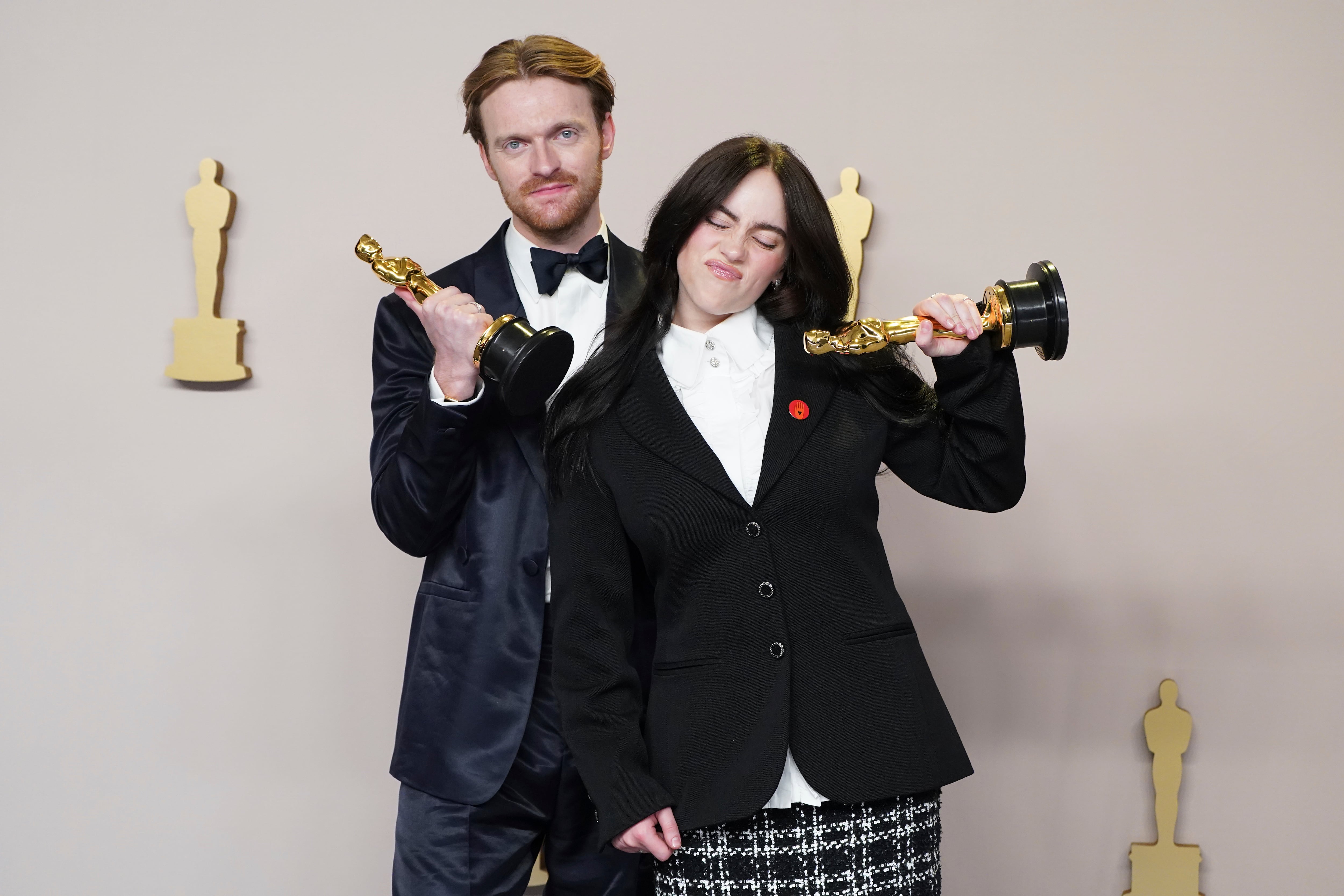 Finneas O'Connell y Billie Eilish posan con su Oscar por la mejor canción original por 'What Was I Made For?', de la película 'Barbie'. (Foto por Jordan Strauss/Invision/AP)