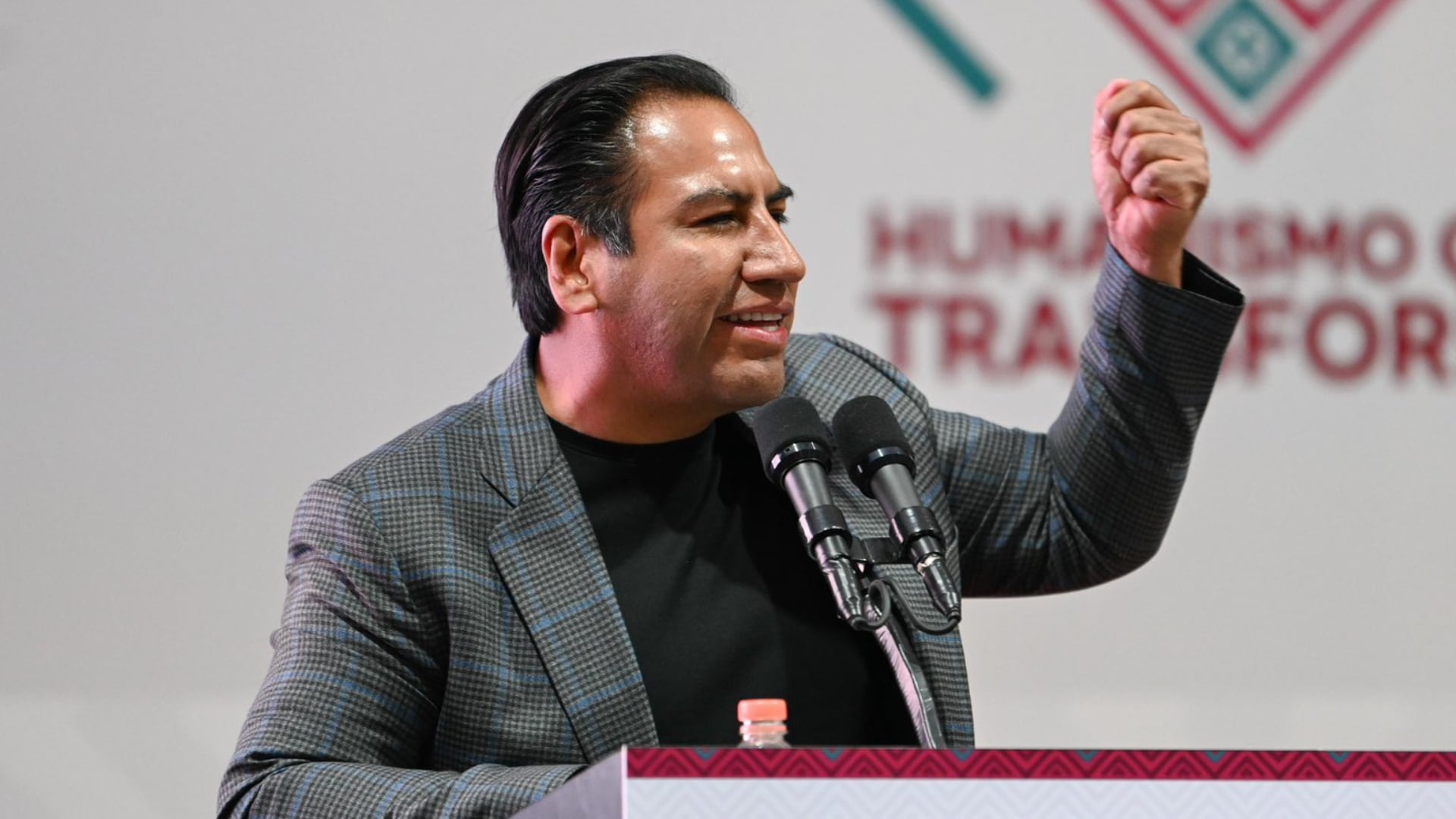 En su publicación, Ramírez llamó a la población a vivir la noche con entusiasmo. “Prepárense para cantar, bailar y gritar con orgullo ¡Viva México!, ¡Viva Chiapas!, en una noche llena de patriotismo, orgullo, alegría, música y unidad”, escribió. (X/@ramirezlalo_)