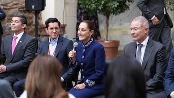 Durante su visita en España, la presidenta es acompañada por el secretario de Relaciones Exteriores, Roberto Velasco. (Foto: Presidencia)