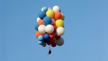 El vuelo imposible en silla de jardín: 42 globos de helio, 4.880 metros sobre Los Ángeles y una multa por violar la ley de aviación