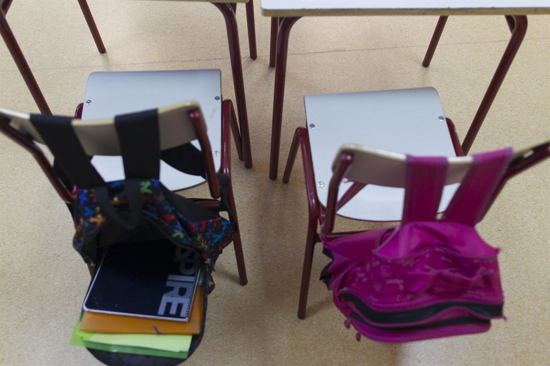 Dos mochilas colocadas en dos sillas de un colegio. (Europa Press)