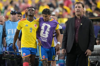 Este es el momento en el que Jhon Córdoba sale del partido ante Ghana por el golpe que sufrió sobre el minuto seis del partido - crédito Juan Mabromata/AFP