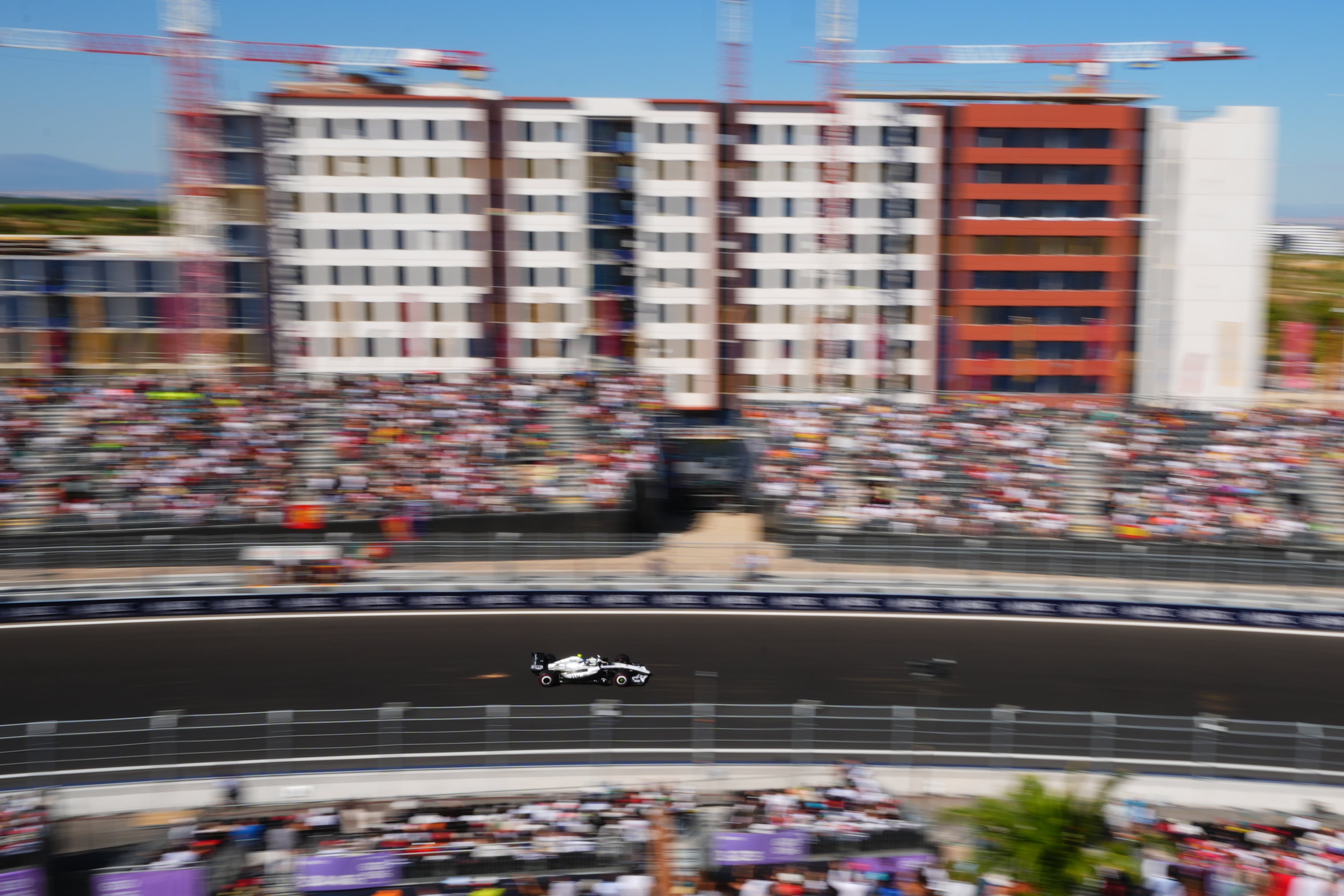 La curva Monumental, en pleno sol. (AP Foto/Manu Fernandez)