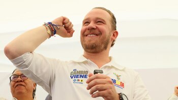 El candidato del PAN-PRI-PRD firmó