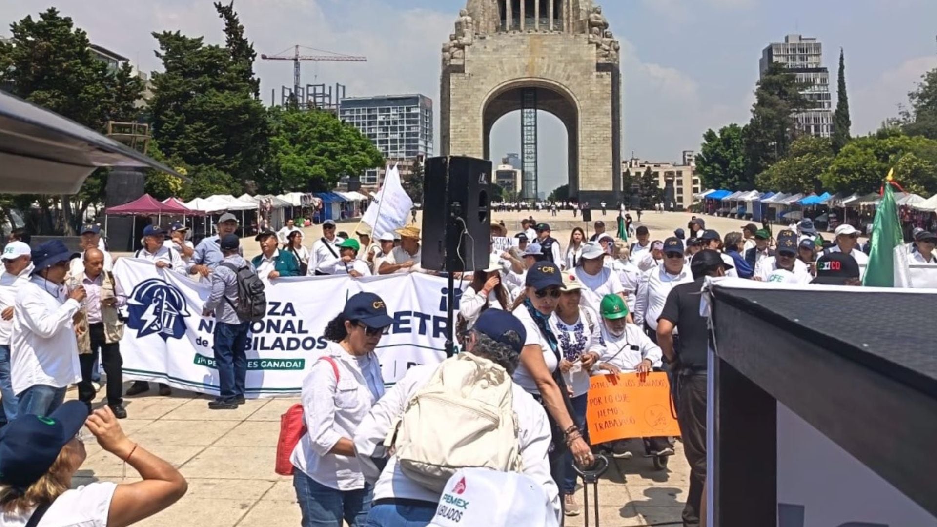 La Alianza Nacional de Jubilados avanzó desde el Senado de la República hasta el Monumento a la Revolución (X@SCPPyBG)