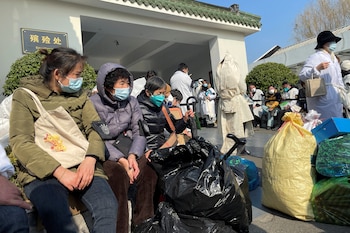 Filas afuera de una funeraria