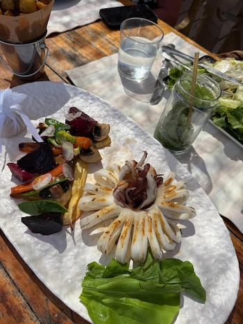 La gastronomía fue uno de los ejes del viaje de Mariana Fabbiani en España, con platos de playa y cócteles retratados en el álbum