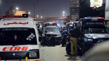 Mueren 16 personas y 50 resultan heridas por un atentado suicida en un edificio policial en Pakistán